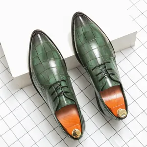Elegantes zapatos de vestir para hombre en verde con textura de cocodrilo y punta afilada
