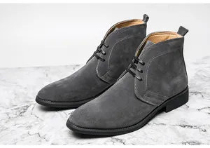 Eleganti stivaletti chukka da uomo in pelle scamosciata grigia con lacci neri su marmo