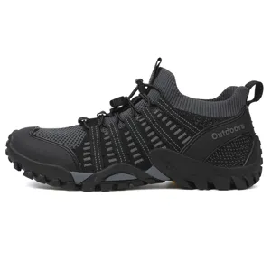 Vue détaillée de côté des chaussures de wading noires durables avec système de laçage