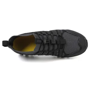 Vue de dessus de chaussures d'eau en maille respirante avec système de laçage rapide.