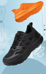 Dettaglio delle scarpe da corsa outdoor nere e arancioni con mesh traspirante