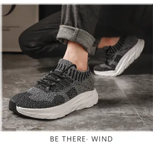 Λεπτομερής πλάγια όψη γκρι flyknit sneakers με αναπνεύσιμο πλέγμα και λευκή σόλα