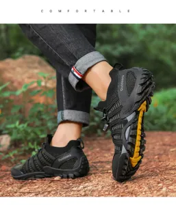 Gros plan détaillé de chaussures de randonnée aquatique noires portées sur un sentier naturel.