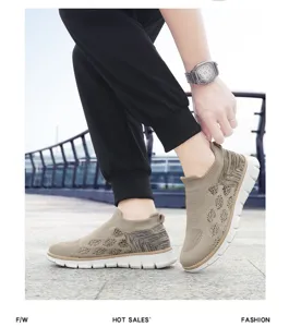 Gros plan sur les baskets kaki sans lacets pour hommes sur un pont extérieur.