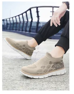 Vue détaillée des baskets en maille respirante beige pour hommes en extérieur