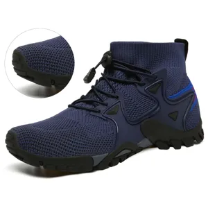 Dettaglio scarpe da acqua outdoor da uomo blu scuro con design in mesh traspirante
