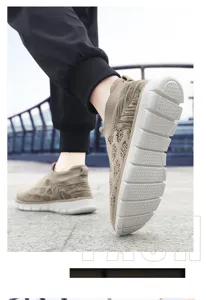 Détail des chaussures de marche en maille kaki pour hommes avec semelles blanches texturées