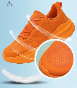 Vista dettagliata delle scarpe da corsa arancioni traspiranti con concetto piuma