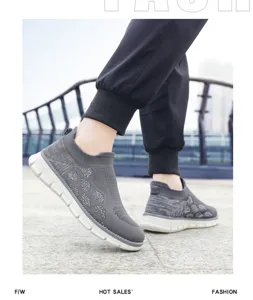 Gros plan de baskets grises en maille respirante pour hommes, style à enfiler.