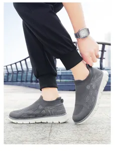 Vue détaillée de baskets d'extérieur grises pour hommes avec une tige en tricot respirante