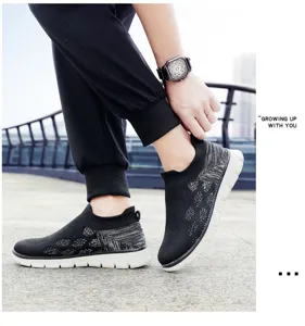 Vue détaillée de baskets en maille noire pour hommes, montrant le style en extérieur.