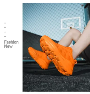 Primo piano di scarpe da corsa arancioni vivaci con mesh traspirante e suole spesse.