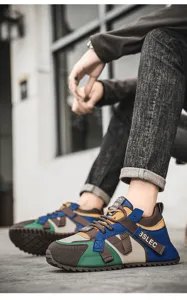 Gros plan de baskets tendance pour hommes en patchwork avec panneaux bleus et verts