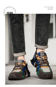 Gros plan détaillé de baskets rétro multicolores élégantes pour hommes en extérieur