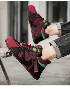 Vue détaillée de baskets pour hommes bicolores en cuir noir avec sangles rouges