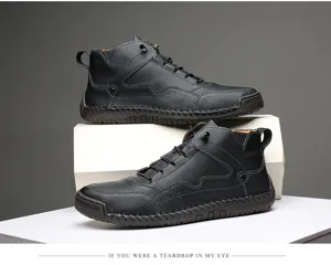 Gros plan de chaussures montantes en cuir noir pour hommes avec finitions cousues