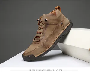 Vue latérale de chaussures de randonnée en cuir marron pour hommes avec coutures