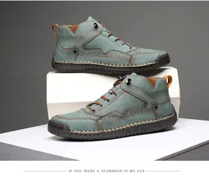 Vue latérale de chaussures d'extérieur en cuir bleu pour hommes avec surpiqûres brunes