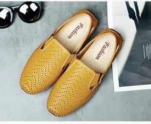 Vista detallada de mocasines de cuero perforado amarillo con textura transpirable para hombre.