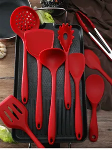 Detalle de un juego de utensilios de cocina de silicona roja resistente al calor