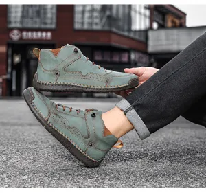 Détail de chaussures montantes en cuir véritable bleu sarcelle avec des coutures à la main