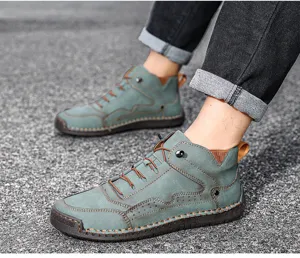 Gros plan détaillé de chaussures décontractées en cuir vert pour hommes sur l'asphalte