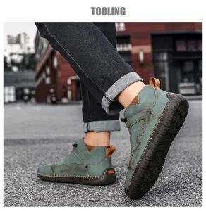Gros plan de chaussures décontractées en cuir vert avec détails cousus main