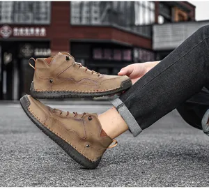 Vue détaillée montrant la texture et les coutures à la main des bottes en cuir marron.