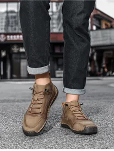 Vue détaillée de la texture du cuir et des coutures des chaussures de randonnée brunes