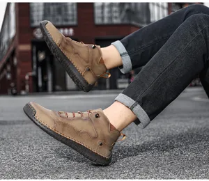 Détail des chaussures de marche en cuir marron pour hommes dans un cadre urbain.