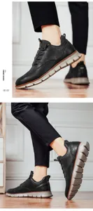 Nahaufnahme von schwarzen Herren-Freizeitschuhen aus Leder mit Brogue-Verzierung.