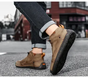 Vue en action de chaussures de randonnée en cuir marron pour hommes avec coutures main