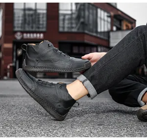 Vue détaillée de chaussures décontractées en cuir noir avec coutures à la main.