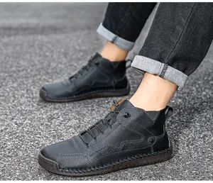 Détail en gros plan de chaussures décontractées en cuir noir pour hommes avec semelle
