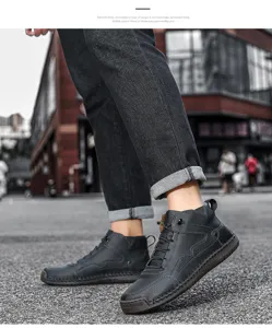 Vue détaillée de bottines décontractées en cuir véritable noir portées en ville