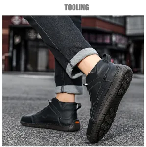 Gros plan de chaussures de randonnée en cuir noir pour hommes avec semelle robuste