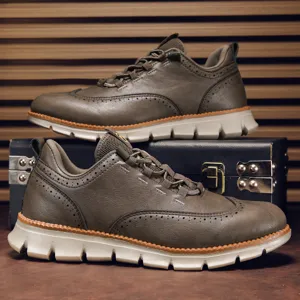 Braune Leder-Freizeitschuhe für Herren mit Brogue-Muster und leichter, weißer Gummisohle.