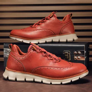 Modische rotbraune Herren-Brogue-Lederschuhe mit leichter klobiger weißer Sohle