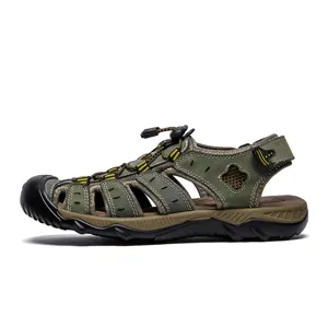 Vue latérale de sandales d'extérieur en cuir pour hommes vert armée à bout fermé