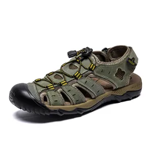 Vue latérale de la sandale de sport d'extérieur fermée pour hommes vert olive