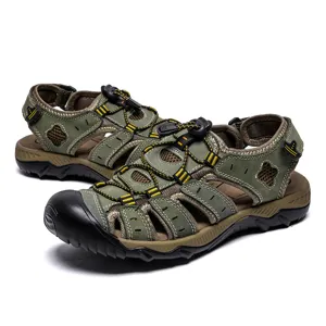 Détail de la texture en cuir vert olive et maille des sandales fermées pour hommes.