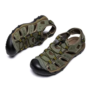 Gros plan sur les sandales de randonnée en cuir vert olive pour hommes avec bout fermé