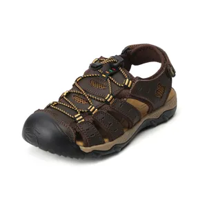Vue détaillée des sandales de sport marron pour hommes avec système de laçage élastique