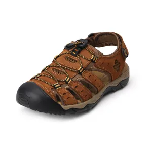Détail de sandales de randonnée en cuir véritable marron à bout fermé pour hommes