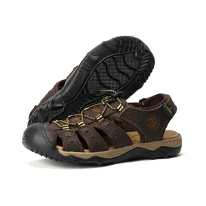 Vue détaillée de sandales de randonnée en cuir marron pour hommes avec semelle crantée