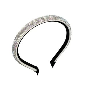 Primer plano detallado de diadema brillante con pedrería, aro de pelo de cristal