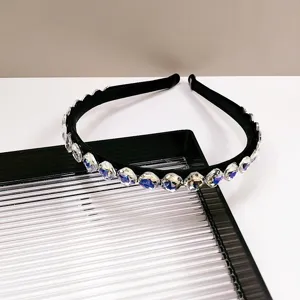 Gedetailleerde opname van een sprankelende strass-haarband, prachtig haaraccessoire.