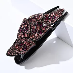 Elegante pinza para el pelo con estrás y cristales morados brillantes, detalle de moda.