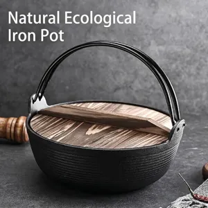 Traditionele Japanse stijl gietijzeren sukiyaki pot met houten deksel en handvat