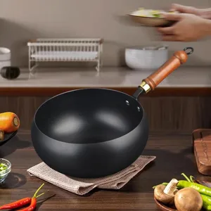 Traditionele handgesmede Zhangqiu ijzeren wok met houten handvat voor thuis koken